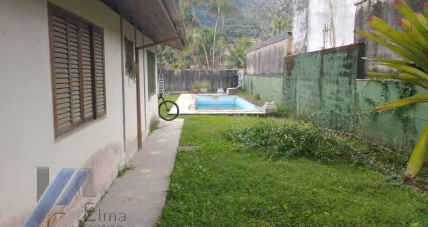 Ubatuba, Ressaca - Casa com 03 dormitorios, terreno de 450m² e área construída de 170m².