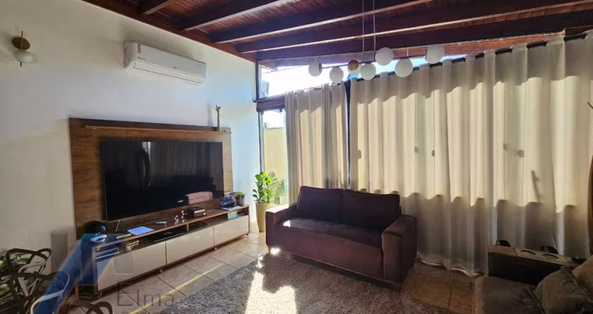 Ubatuba, Jardim Carolina - Casa com 03 dormitórios, sendo 02 suítes com terreno de 450 m2.