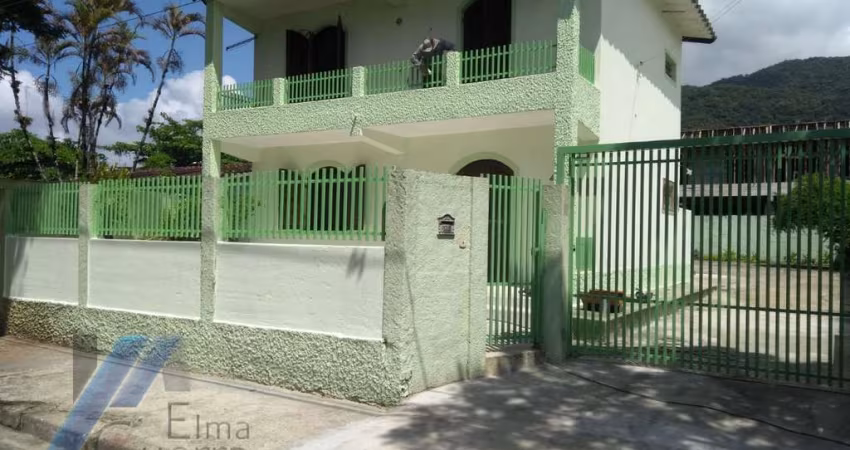 Ubatuba, Pereque Açu, Casa sobrado com 03 dormitorios, apenas 150 metros da Praia.