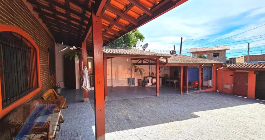 Ubatuba, Pereque Açu - Casa com 03 dormitórios sendo 02 suítes com energia solar.