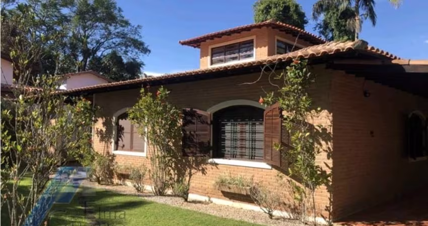 Ubatuba, Itamambuca - Casa com 03 dormitórios a 150 metros do mar, com 1028 m2 de terreno.