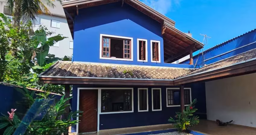 Ubatuba, Centro - Casa sobrado com 03 dormitórios sendo 02 suítes..