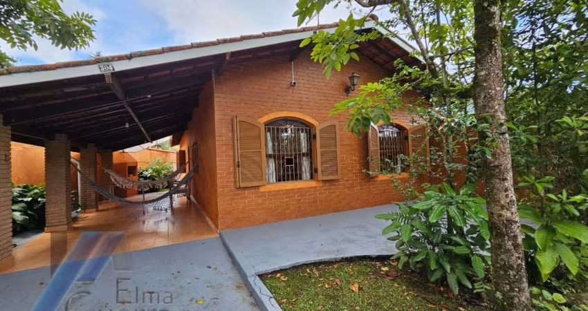 Ubatuba, Lazaro - Casa ampla, bem localizada, com 03 dormitórios, à 400 metros do mar.