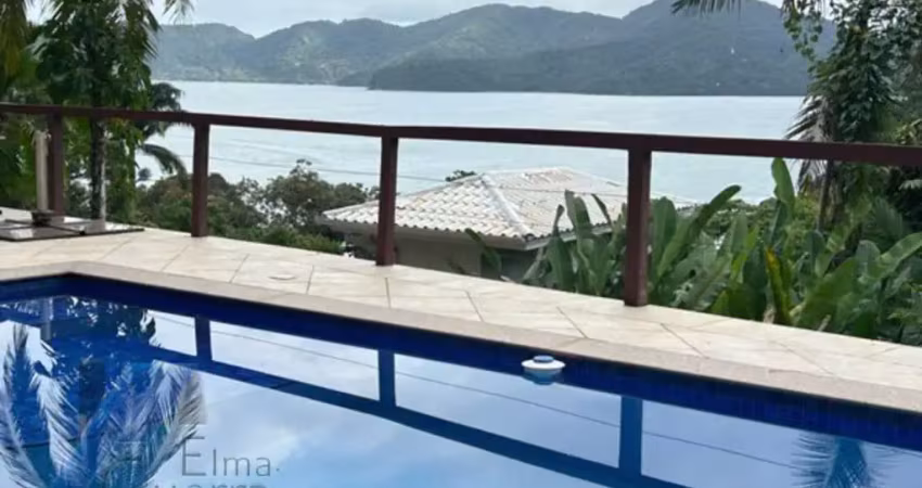 Ubatuba, Domingas Dias - Casa com 05 dormitórios, sendo 04 suítes e área de lazer com vista para o mar.