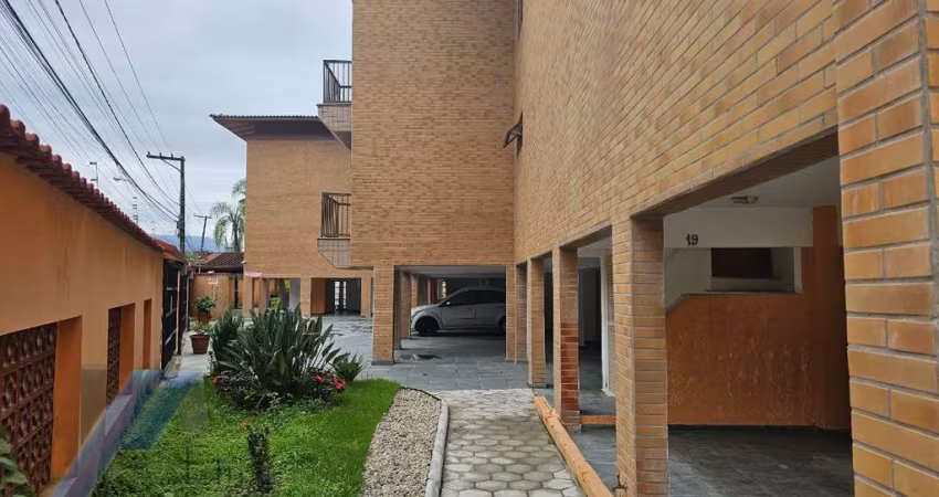 Ubatuba, Praia Grande - Apartamento com 02 dormitórios a 300 metros do mar.