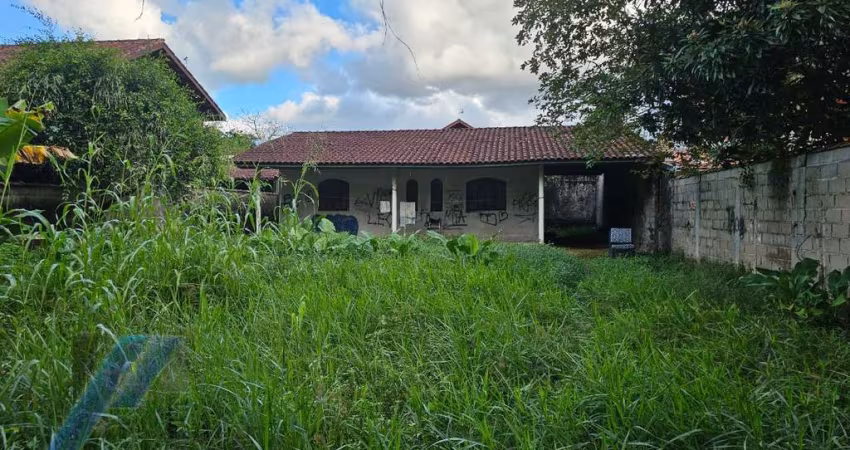 Ubatuba, Ressaca - Casa inacabada com 03 dormitórios, sendo 01 suíte, precisa de reforma.
