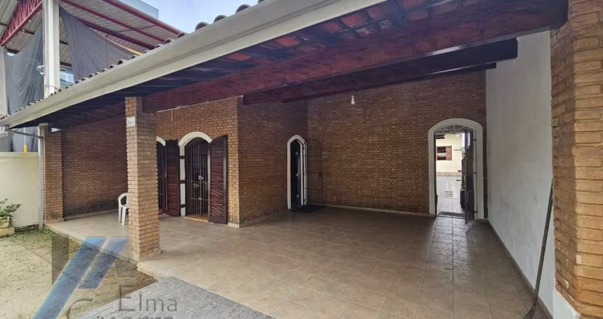 Ubatuba, Pereque Açu - Casa com 03 dormitórios sendo 01 suítes a 200 meros da praia.