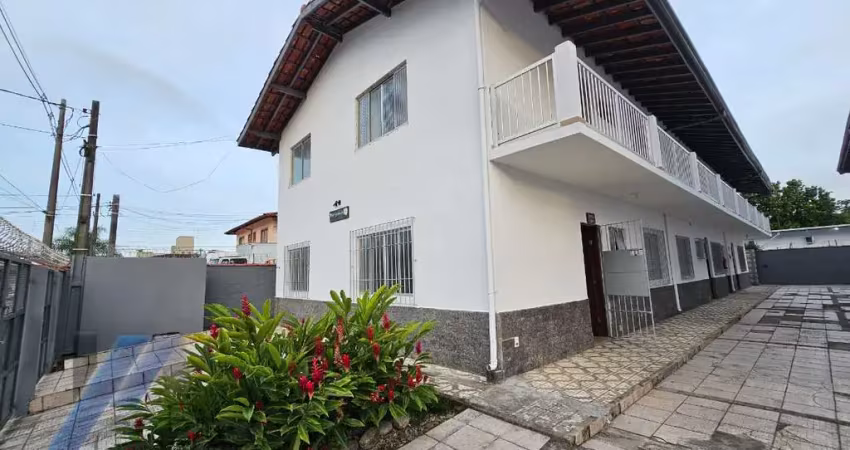 Ubatuba, centro- apartamento térreo com 2 dormitórios.