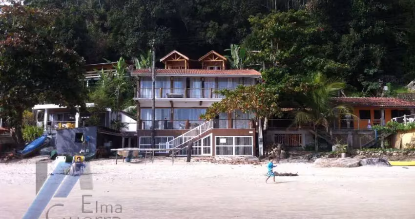 Ubatuba, almada - casa de frente ao mar com terreno de 960 m2, pé na areia.