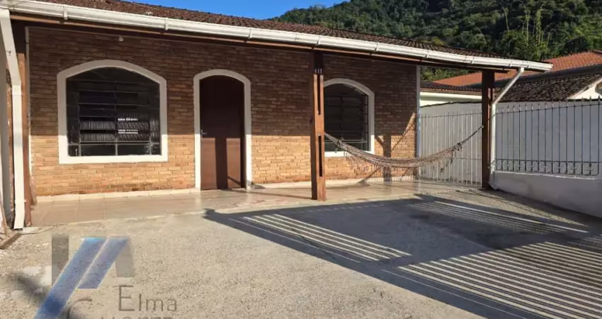 Ubatuba, centro - terreno com 800 m2, com 02 casas independentes.