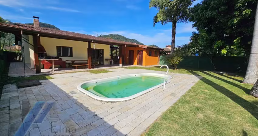 Ubatuba, horto - condomínio park hills, casa com 03 dormitórios sendo 01 suítes e área de lazer.
