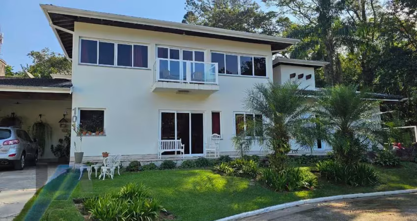 Ubatuba - condomínio park hills, casa com 03 dormitórios sendo 01 suítes e área de lazer.