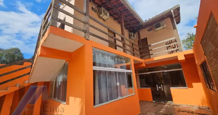 Ubatuba, enseada - casa com 06 dormitórios, com terreno de 301 m2 a 100 metros do mar.