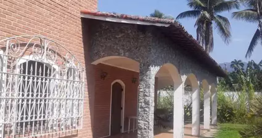 Ubatuba, jardim carolina - casa com 05 dormitórios, sendo 02 suítes, terreno de 1125 m2.