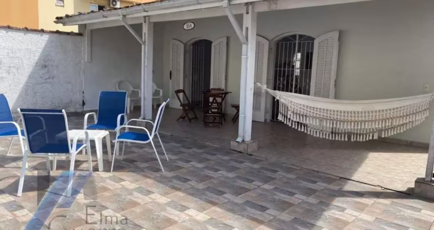 Ubatuba, praia grande - casa com 03 quartos sendo 01 suíte, fica a 250 metros do mar.