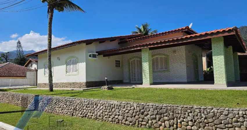 Ubatuba, condomínio park hills - casa 04 dormitórios sendo 02 suítes e área de lazer.