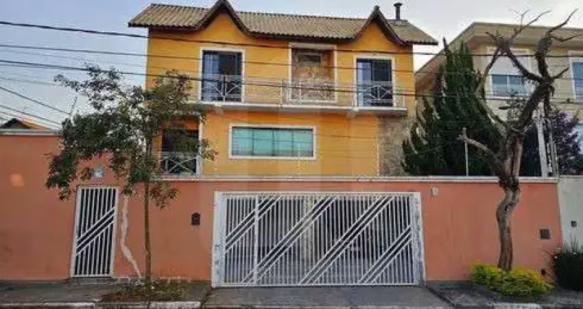Casa 340m² com 4 quartos, 5 banheiros e 7 vagas de garagem.