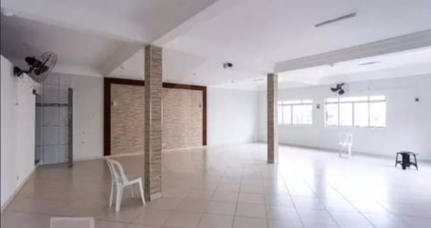 Sala comercial 237m² com quatro banheiros e 2 pisos para locação