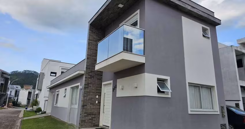 Casa em condomínio fechado, com área de lazer completa.