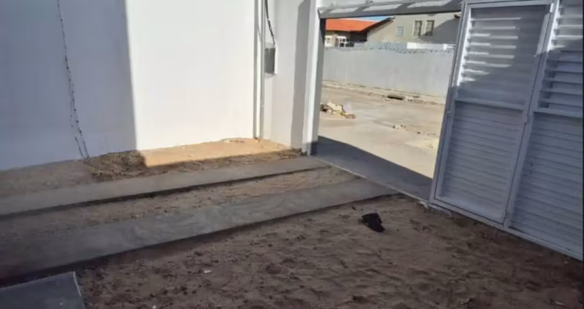 CASA DÚPLEX 2/4 SENDO 1 SUÍTE