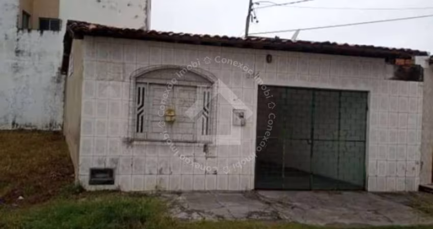 Casa com Terreno de Esquina no 18 do Forte