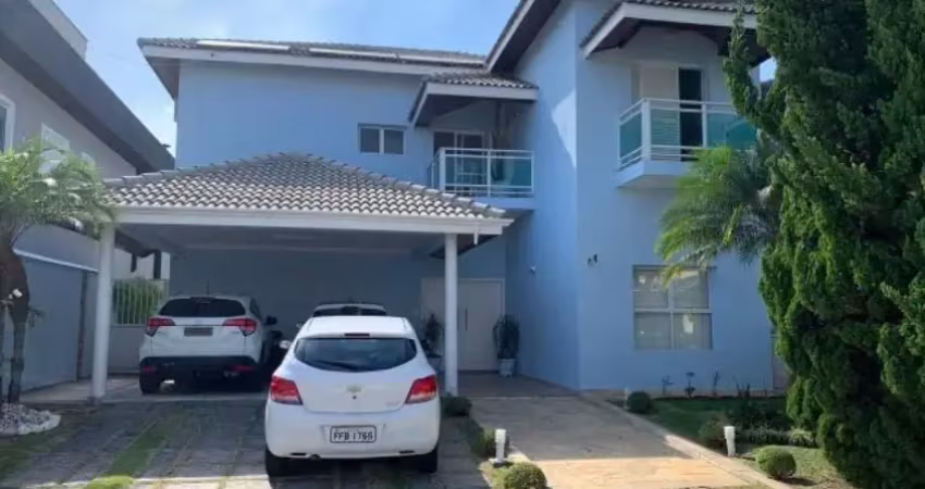 Casa em condomínio fechado com 4 quartos, 3 suítes e piscina