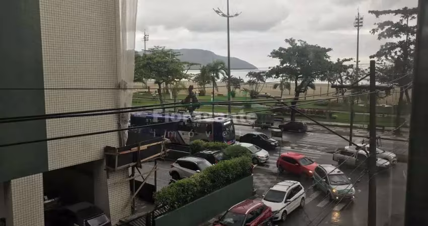 Ap com 3 dormitórios na quadra da praia, sala para 2 ambientes.