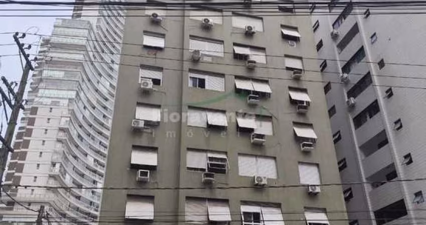Apartamento com 2 quartos na quadra da praia.
