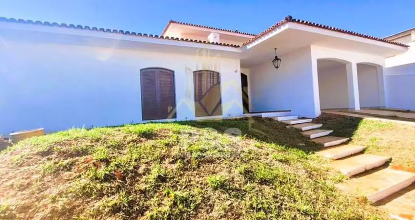Casa no centro com 4 dormitórios, 2 salas, próximo aos principais colégios