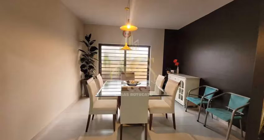 Casa no centro com 3 dormitórios, escritório e área verde!