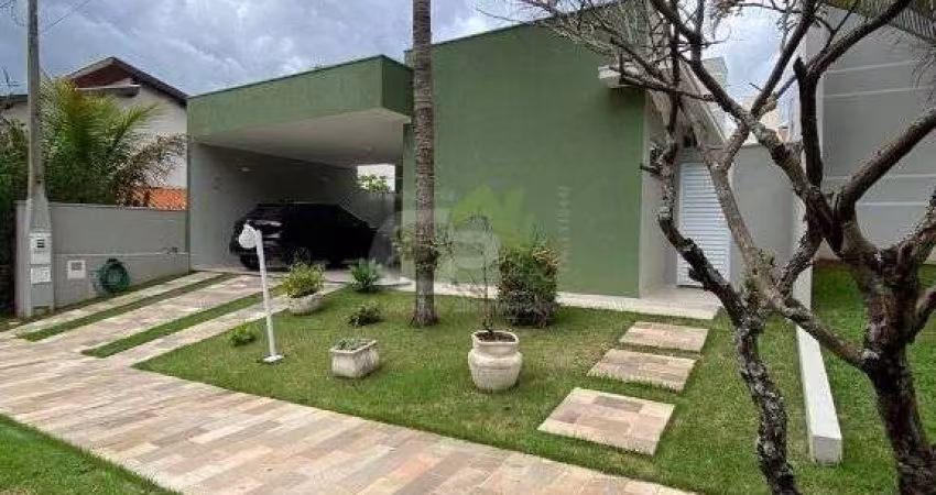ACOLHEDORA, LINDA CASA, TOTALMENTE TERREA, COM VISTA PRIVILEGIADA PARA A RESERVA NATURAL