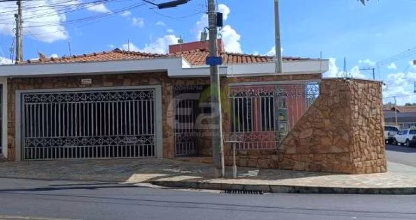 Casa à venda com Ponto Comercial em São Carlos: 4 dormitórios, piscina e churrasqueira