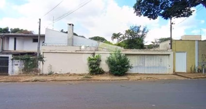 Casa à venda no Centro de São Carlos com 3 dormitórios, churrasqueira e 5 garagens