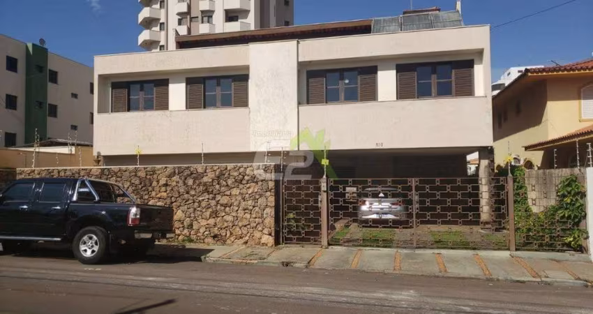 Casa à venda no Centro de São Carlos com 5 dormitórios, 2 suítes e 4 garagens