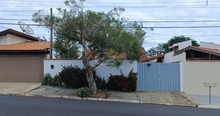 Casa à venda em Residencial Samambaia, São Carlos: 3 dormitórios, suíte, churrasqueira e piscina!