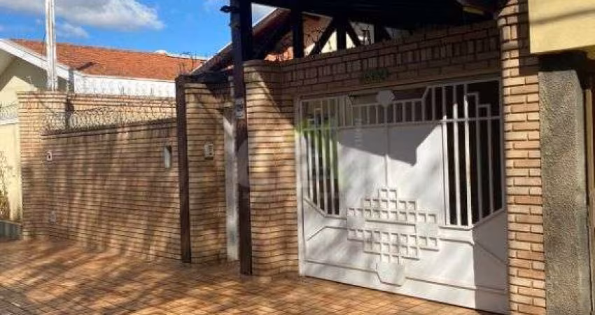 Casa padrão à venda no Centro de São Carlos com 3 dormitórios e churrasqueira