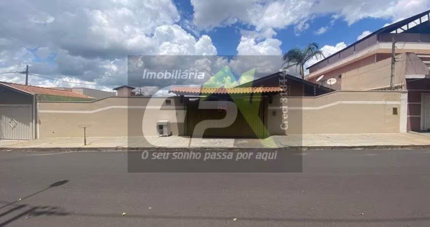 Casa de alto padrão com 3 dormitórios e piscina no Parque Santa Marta, São Carlos