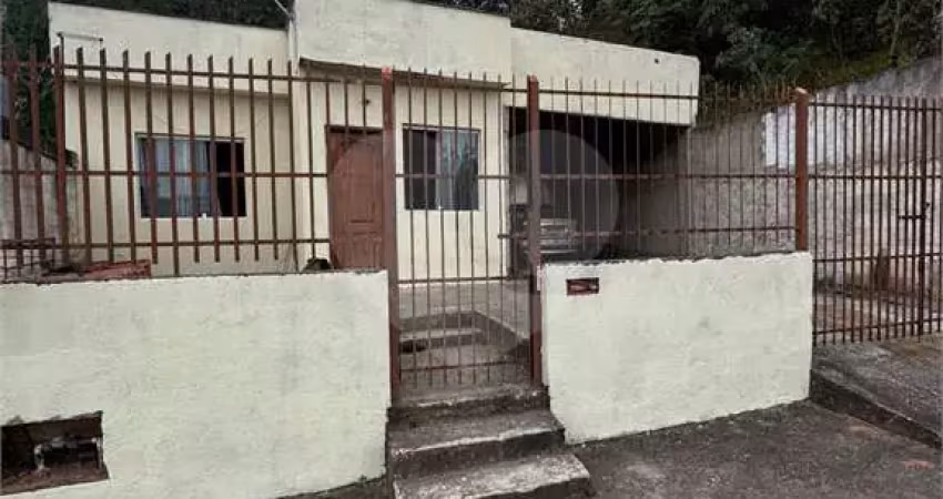 Casa com 2 quartos à venda na E, Três Poços, Volta Redonda