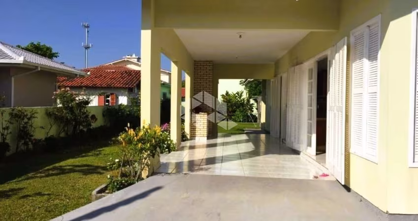 Casa com 03 quartos/dormitórios no bairro Daniela, em Florianópolis- SC