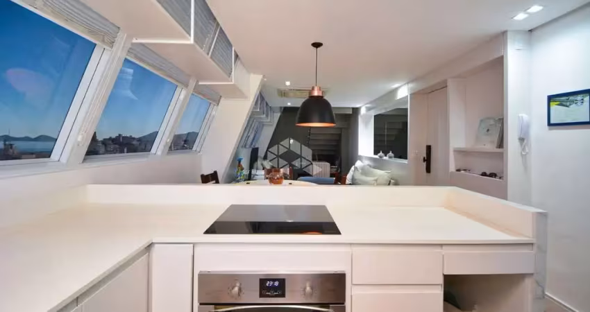 Duplex com 2 dormitórios, sendo 1 suíte, 1 vaga de garagem no centro de florianópolis/sc.