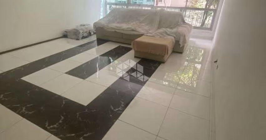 Apartamento na Aclimação, com 03 quartos, sendo 01 suíte e 3 vagas de garagens.