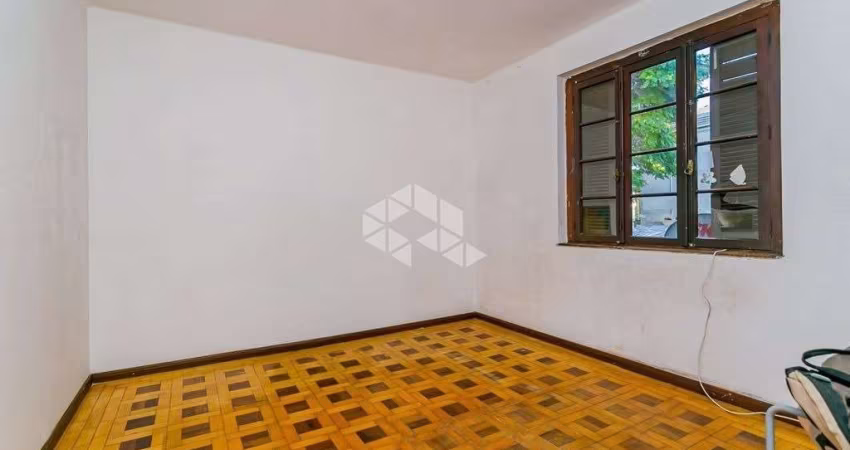 Apartamento 2 dormitórios com pátio no Floresta.