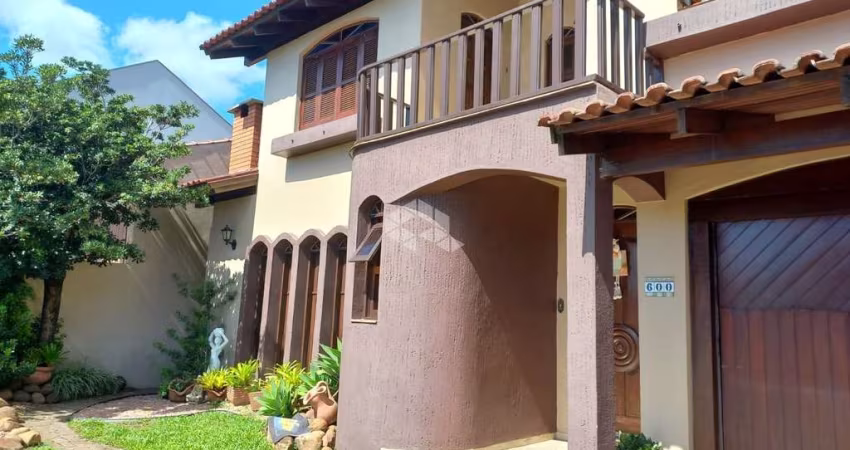 Casa ampla com 4 dormitórios, sendo 1 suíte, bairro Cristo Rei, São Leopoldo.
