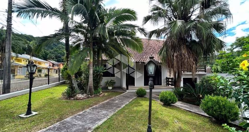 Casa de esquina de 3 dormitórios e piscina a poucas quadras do Centro!