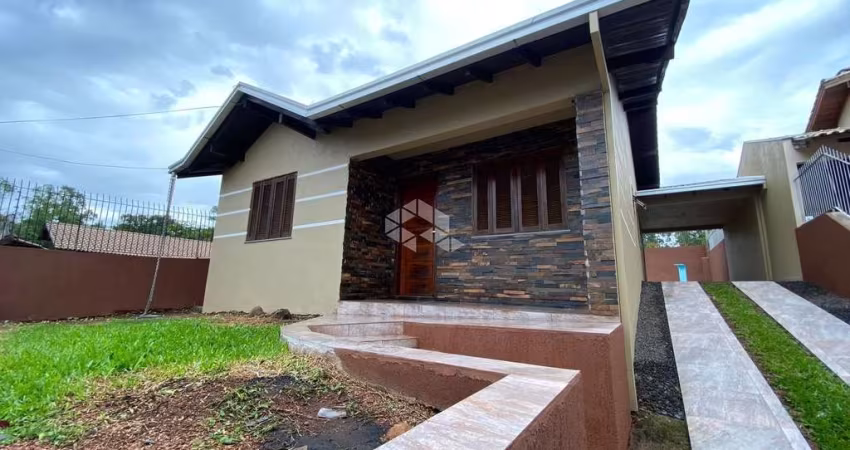 Casa plana com 3 dormitórios, sendo 1 suíte, lareira, churrasqueira, piscina e duas vagas cobertas. Sol Nascente, Estância Velha. RS