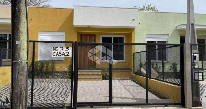 Casa nova com pátio de 60m2, 3 dormitórios, 1 suíte, 2 vagas de garagem, churrasqueira.