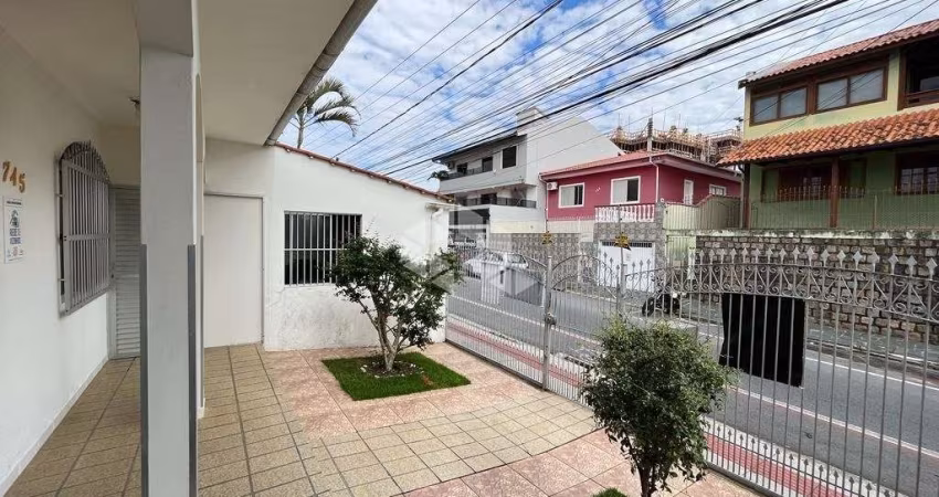 Casa residencial semi mobiliada com 3 dormitórios