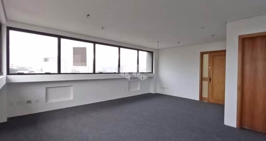 Sala desocupada e reformada no bairro Petrópolis