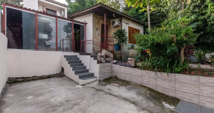 Casa de 3 quartos com pátio e garagem para 2 carros no Bairro Teresópolis