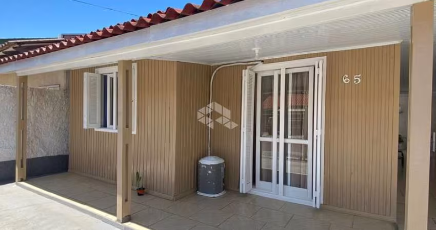 Casa à venda com 02 dormitórios e 02 vagas cobertas, no bairro Jardim dos Lagos.